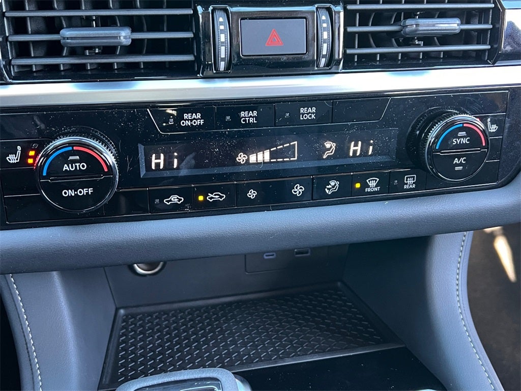 2025 Nissan Pathfinder SV / Premium Package