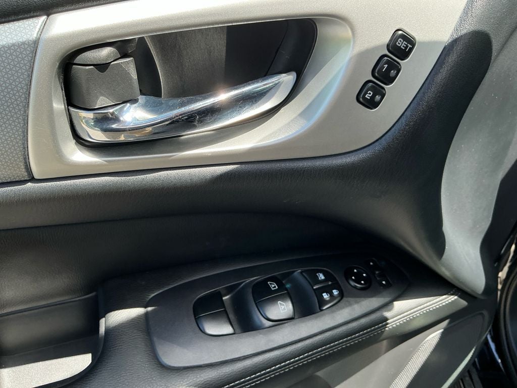 2018 Nissan Pathfinder SL NICE LOW MILES