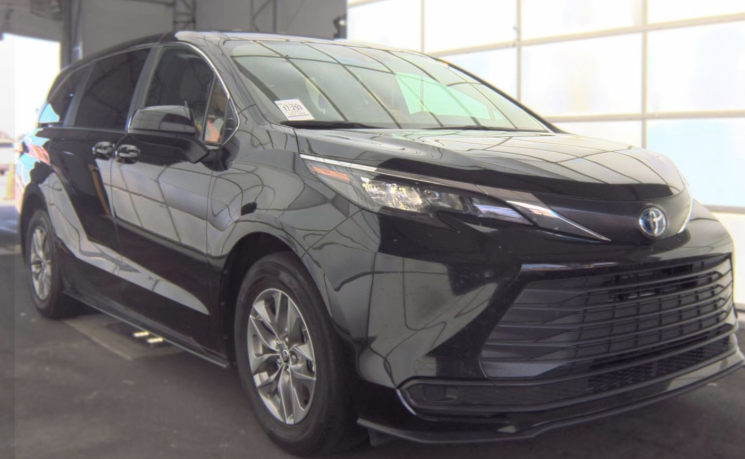 2025 Toyota Sienna LE 8 Passenger