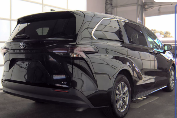 2025 Toyota Sienna LE 8 Passenger